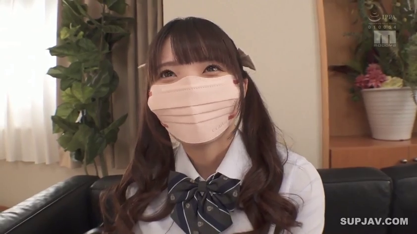 室内 · 坐姿 · 微笑 · 面对镜头 · 半身特写 · 制服 · 口罩 · 清新