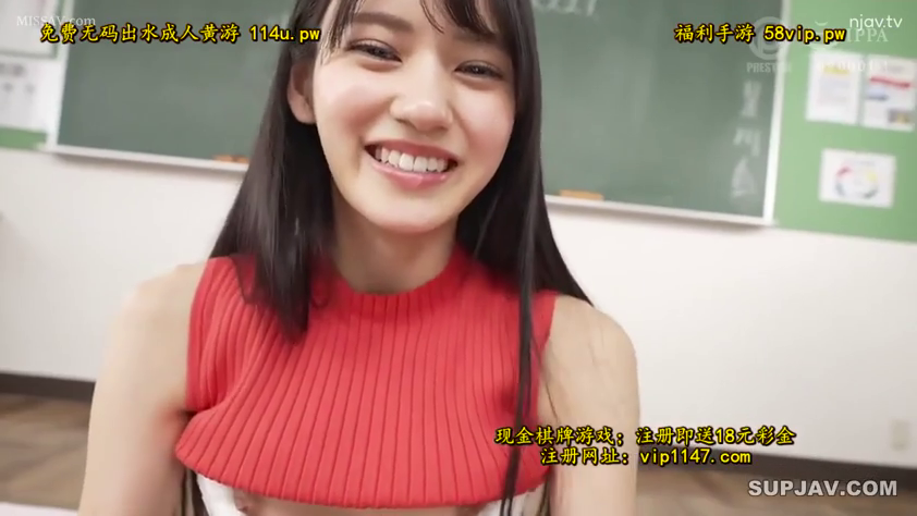 教室 · 面部特写 · 正坐 · 黑板 · 大笑 · 红色背心 · 喜悦 · 户外露乳