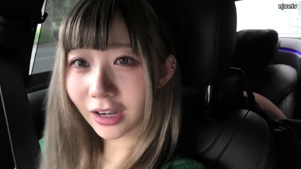 座り姿勢 · 自然 · 顔のクローズアップ · 车内 · 注视镜头 · 绿色上衣 · シートベルト · 耳钉