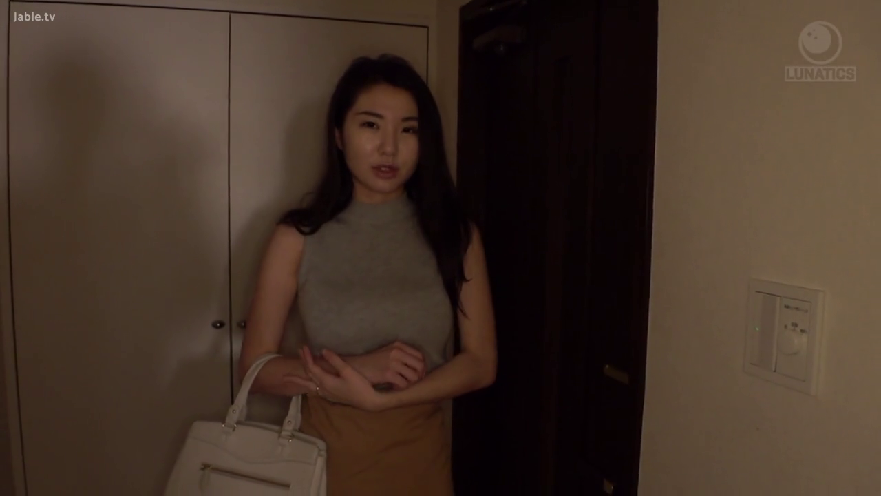 注视镜头 · 站立 · 半身 · 平静 · 室内玄关 · 白色手提包 · 灰色高领无袖上衣 · 长发女性