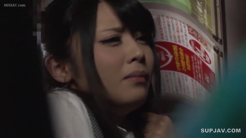 顔部のクローズアップ · 職業制服 · 被侵犯 · 强迫剧情 · 公共空间 · 寄りかかるポーズ · 痛苦哭泣 · 背景広告