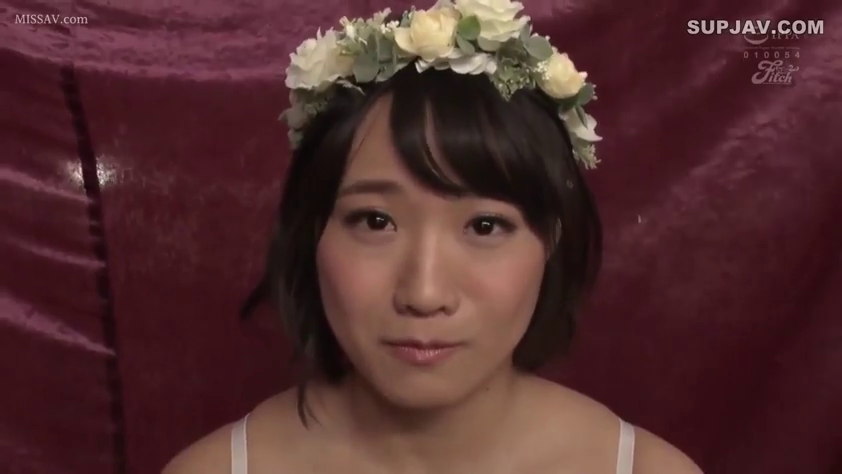 室内 · 忧郁 · 正坐 · 注视 · 头部 · 白色内衣 · 花环 · 柔美