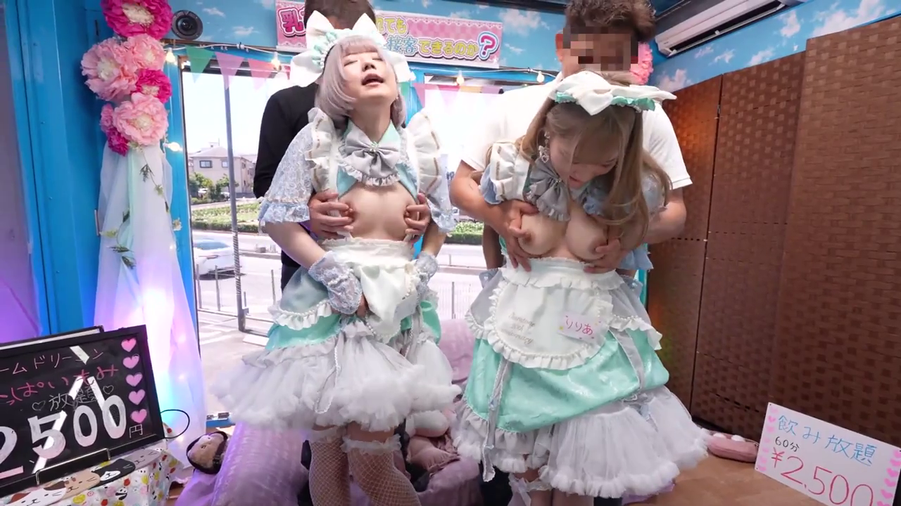 楽しんで · 站姿 · メイド服 · 二人 · 乳房 · 揉奶 · 店内 · 广告牌