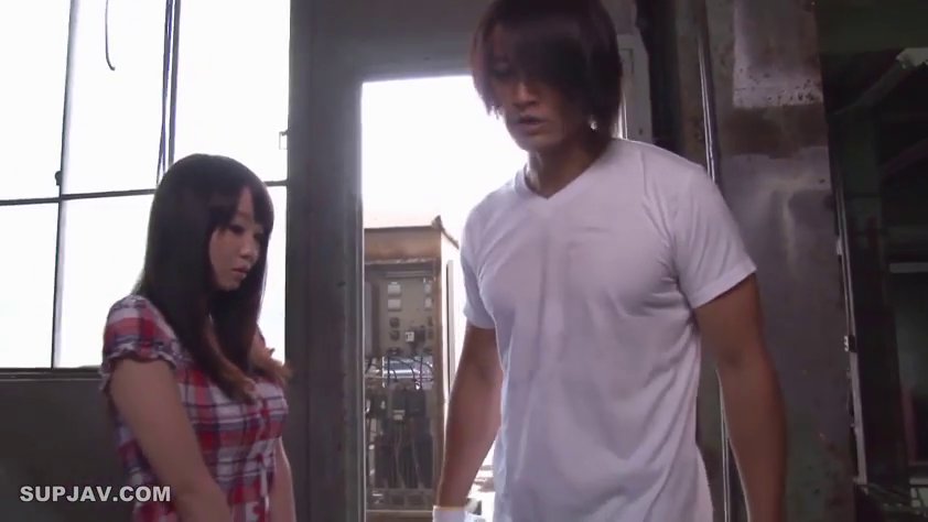 白色T恤 · 工厂 · 严肃 · 站立 · 中景 · 对视 · 男女