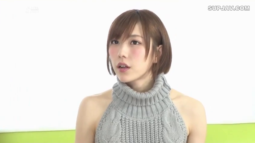 室内 · 座り姿勢 · 顔 · 自然 · 谈话 · 灰色高领毛衣 · ショートヘア