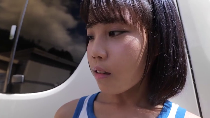 Close-up of the face · Observation · 侧头 · 疑惑 · 蓝白运动背心 · 户外车旁 · 少女