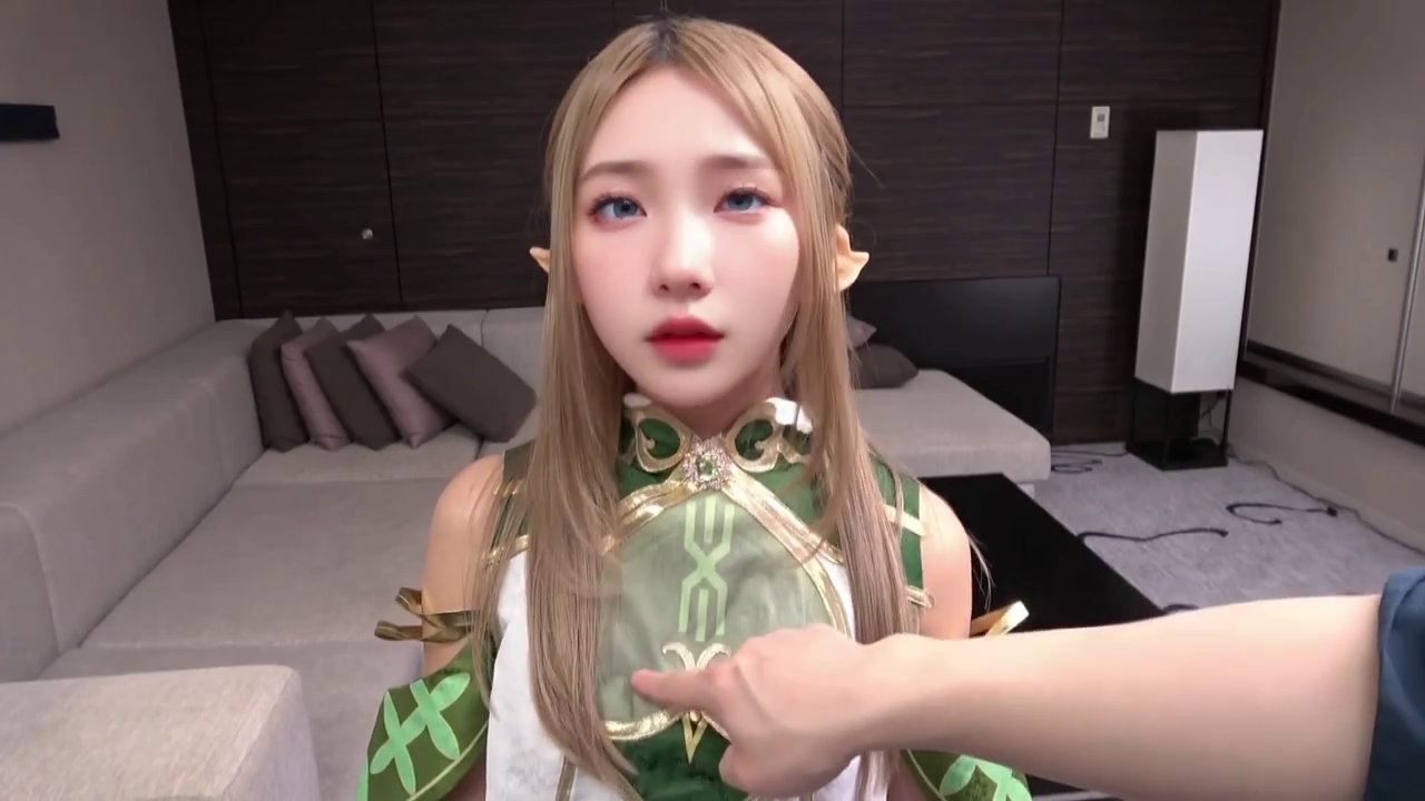 站立 · 呆滞 · 房間 · 头部特写 · Cosplay · 精靈角色扮演服 · 假耳 · 被指点