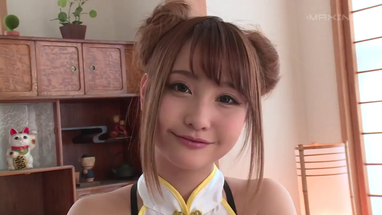 室内 · 甜美 · 微笑 · 面部特写 · 注视 · 正对 · 旗袍领 · 招财猫