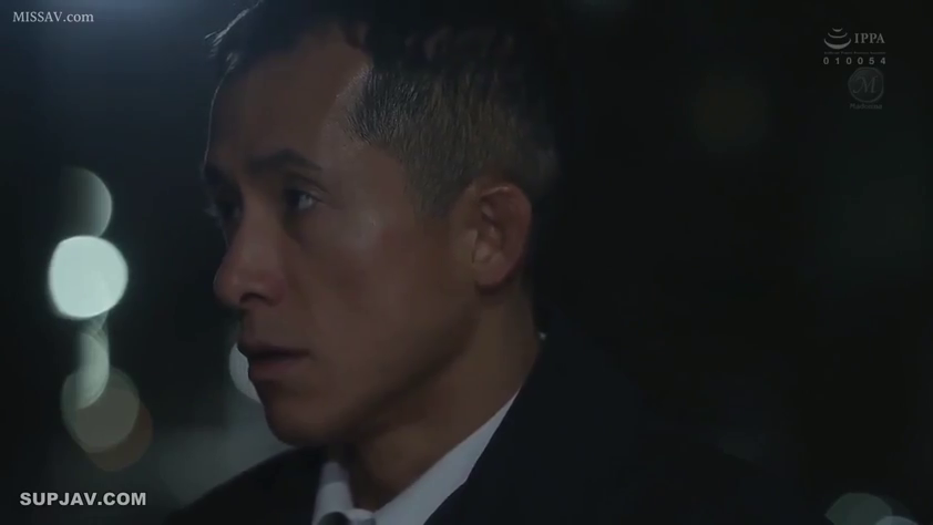 严肃 · 脸部特写 · 侧身 · 注视 · 西装 · 短发 · 户外夜晚