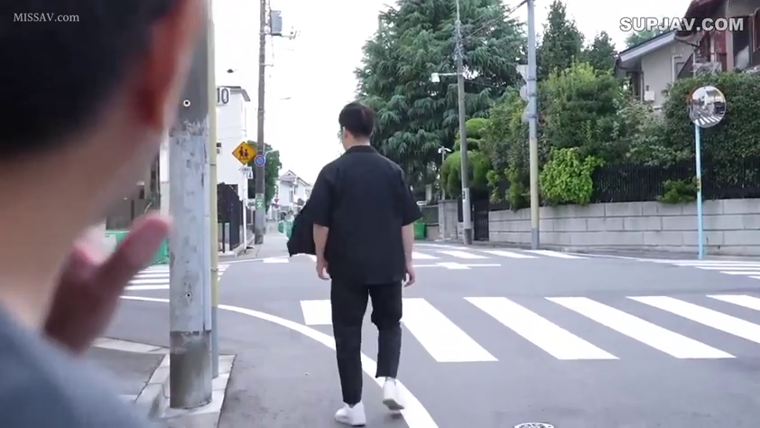 尾行 · 遠景 · 歩く · 白いスニーカー · 路标 · 道路の横断歩道 · 歩行姿勢