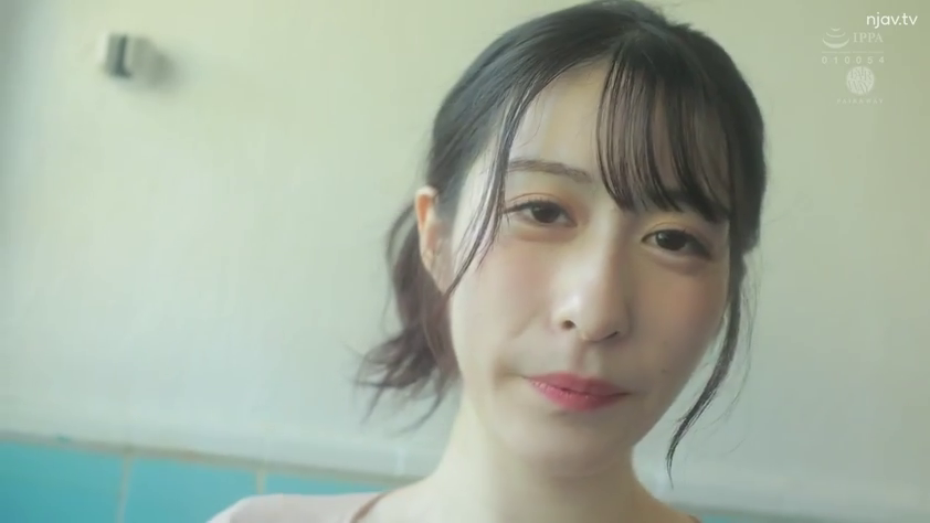 室内 · 自然 · 顔のクローズアップ · 注視 · 部屋着 · 正面 · 片商标志