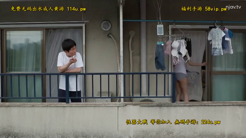 短裤 · 自然 · 室外 · 远景 · 女性内衣 · 阳台 · 注视内衣 · 倚靠护栏