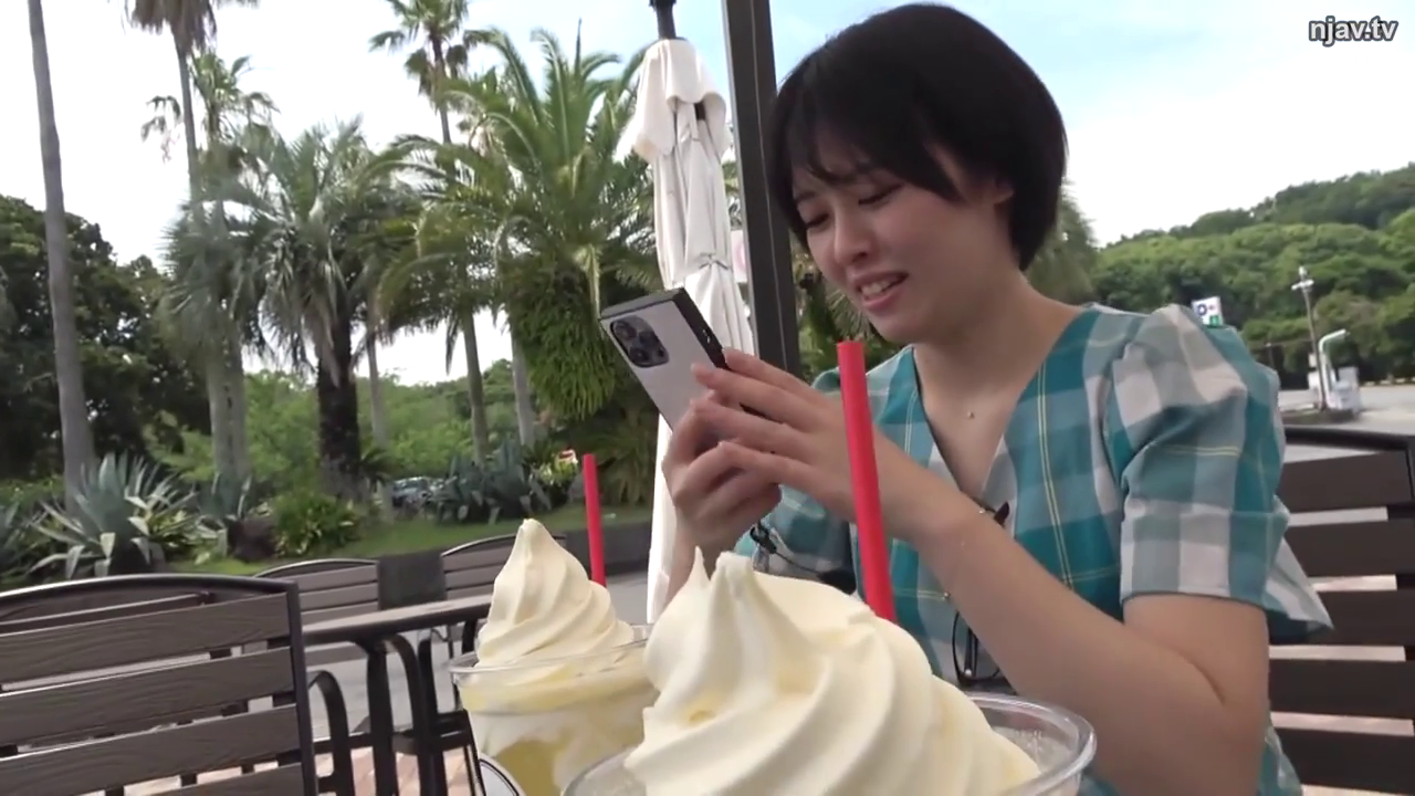 座り姿勢 · 微笑 · 冰淇淋 · 非色情场景 · 蓝白格纹裙 · 屋外カフェ · 上半身中景 · 携帯電話で写真を撮影する