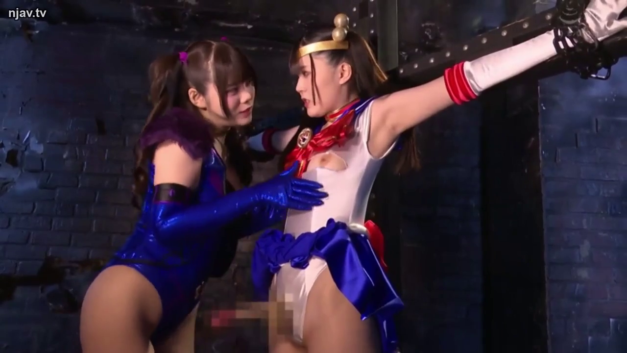 角色扮演 · 中景 · 凝视 · Cosplay · 束缚 · 枷锁 · 地牢 · 同性抚摸