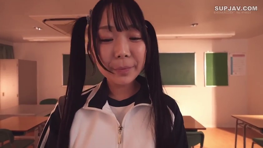 教室 · 站立 · 面对镜头 · 面部特写 · 黑板 · 害羞 · 校服运动装