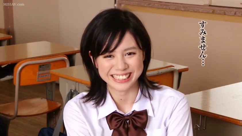 坐姿 · 教室 · 微笑 · 面对镜头 · 校服蝴蝶结 · 特写 · 清纯学生