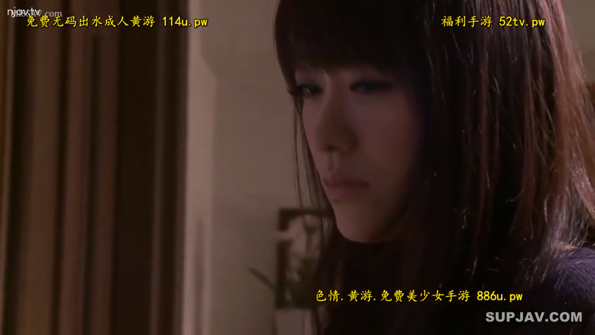 面部特写 · 昏暗的房间 · 凝视 · 哀伤 · 紫色毛衣 · 侧头 · 水印广告