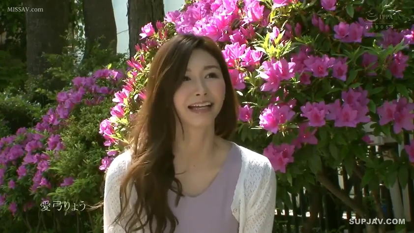 站立 · 微笑 · 半身特写 · 户外花园 · 喜悦 · 白色针织衫 · 非色情 · 花卉