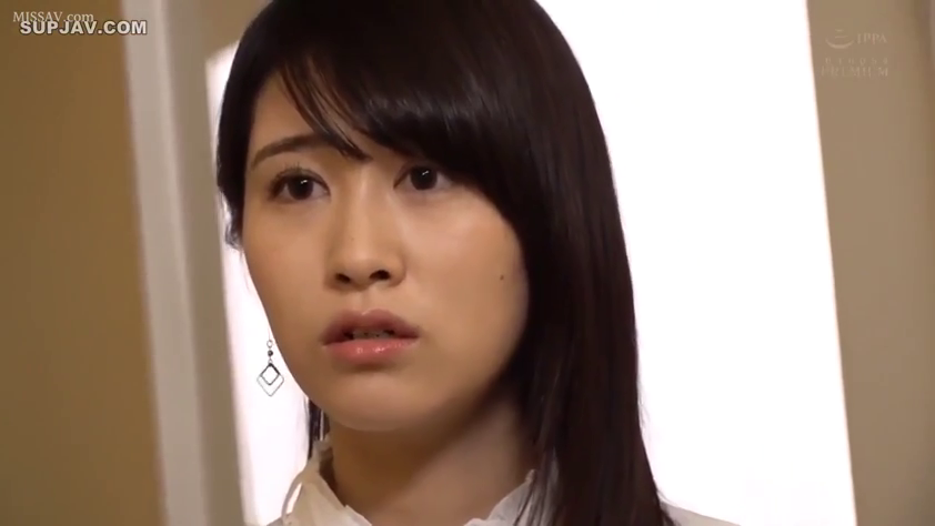 室内 · 面部 · 站姿 · 白色衬衫 · 注視 · 长发 · 衝撃 · 耳饰