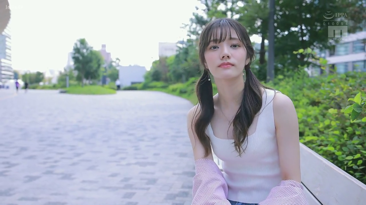 坐姿 · 中景 · 平静 · 白色背心 · 注视 · 双马尾 · 公园