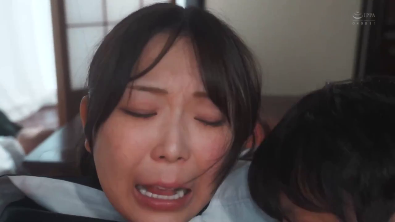 室内 · 喘息 · 面部特写 · 衬衫 · 特写 · 痛苦 · 卧姿