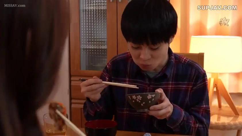 格子衬衫 · 坐姿 · 专注 · 中景 · 餐厅 · 进食 · 碗筷 · 室内生活