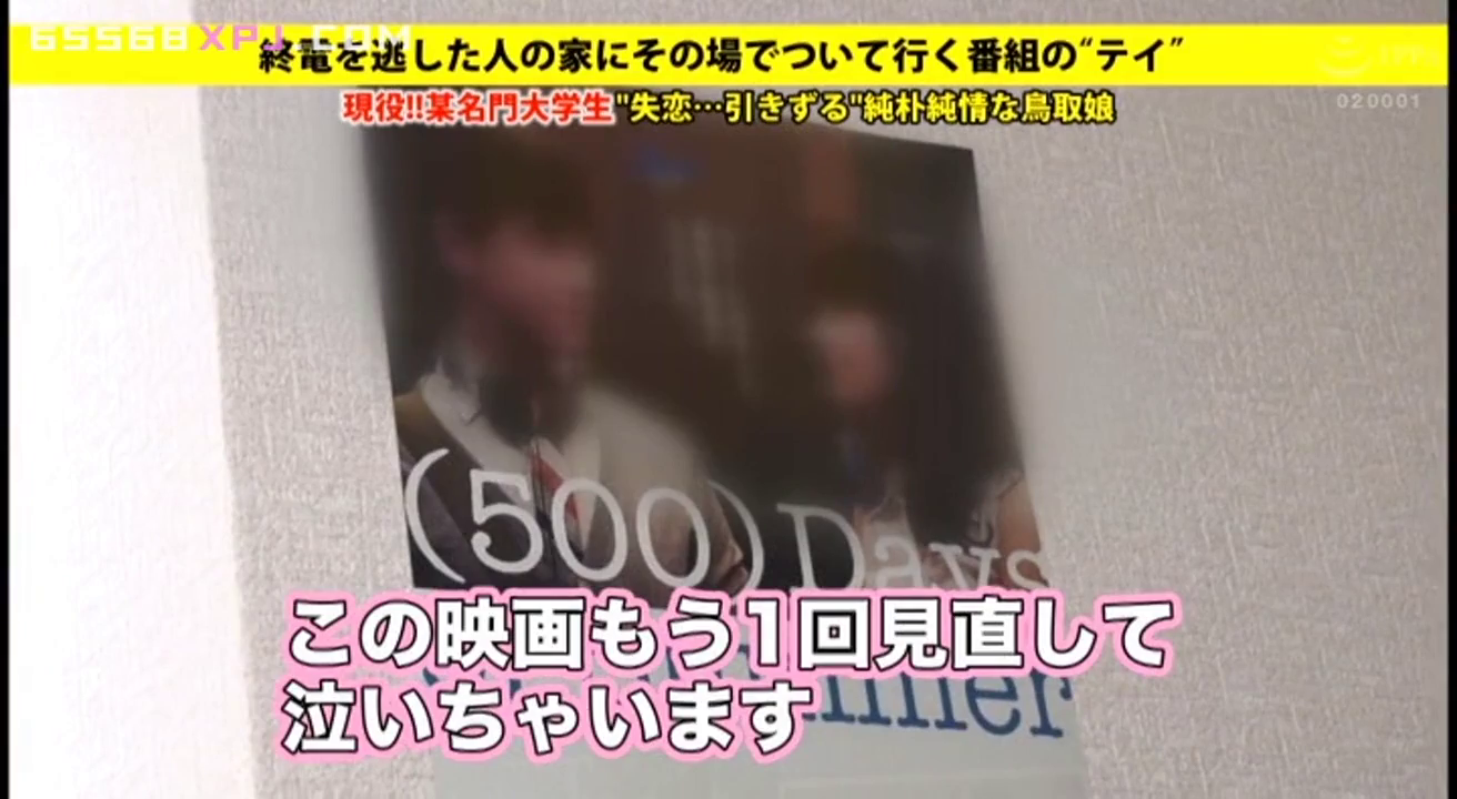 室内 · 站立 · 便装 · 模糊 · 视频截图 · 海报 · 物品