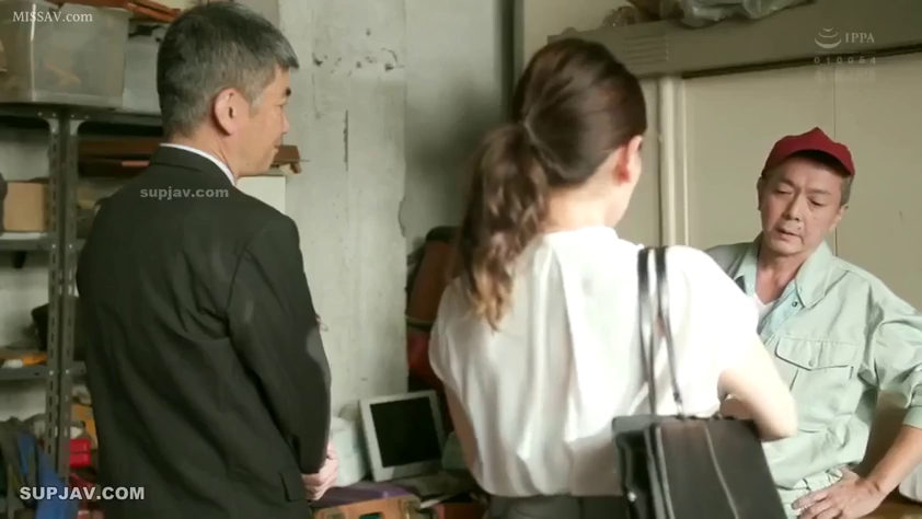 Serious · Stand · Medium shot · Business attire · Handbag · 多人 · 仓库 · Confrontation