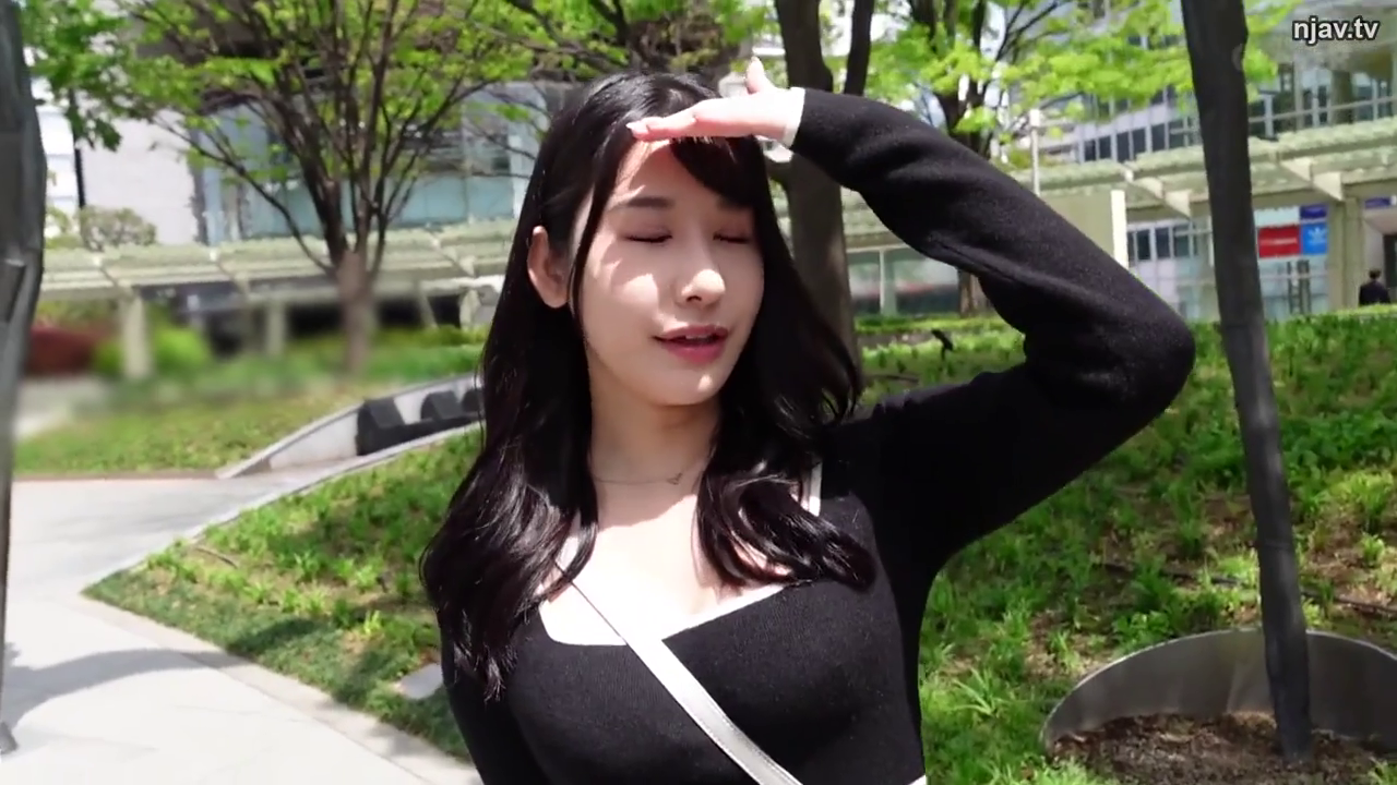 Standing Posture · Half-body · squint eyes · 黑色紧身衣 · 户外公园 · 遮挡阳光 · Messenger bag strap · 街头素人