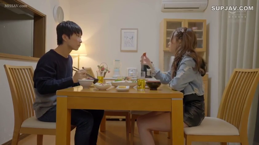 Sitting Posture · 面部特写 · 无辜表情 · 餐厅 · 进食行为 · 餐桌餐具 · Casual lifestyle clothing · Daily plot