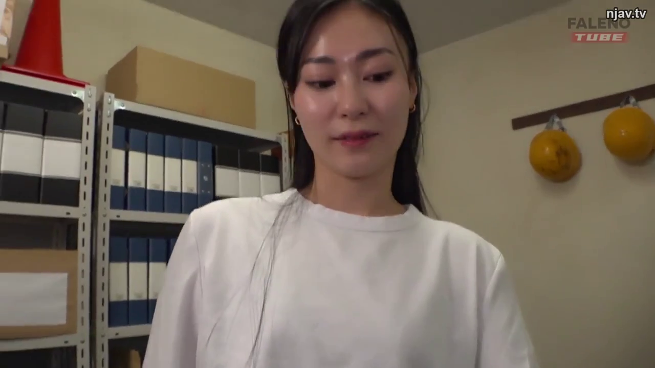 站立 · 微笑 · 面部特写 · 凝视 · 职场 · 白色T恤 · 资料室 · 安全帽