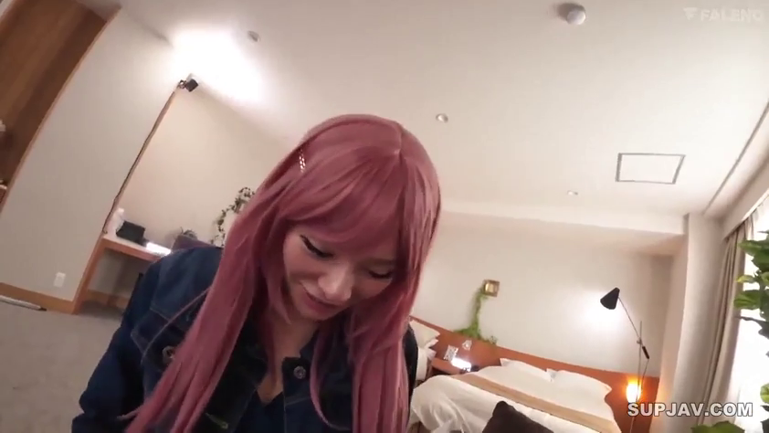 面部 · 低头 · 卧室 · 愉悦 · 微笑 · 床 · 牛仔外套 · 粉色长发