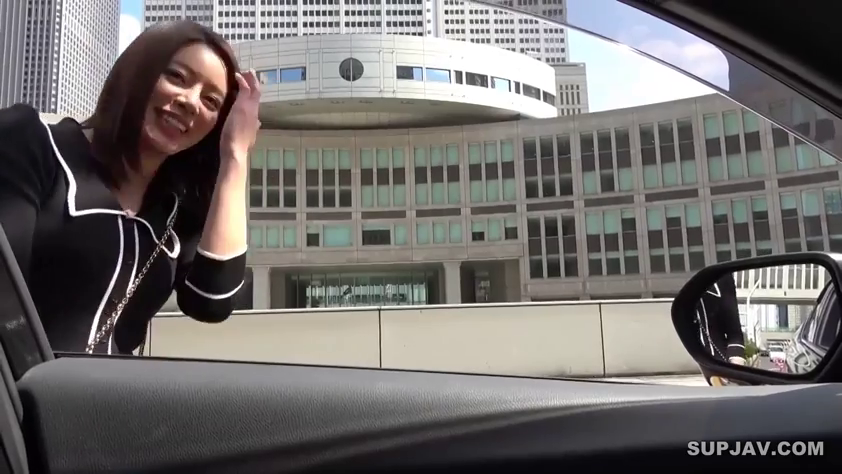 站立 · 中景 · 微笑 · 对视 · 黑色连衣裙 · 街拍 · 街头 · 轿车