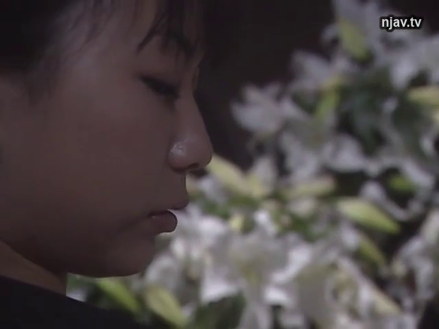 严肃 · 沉思 · 户外 · 静止 · 黑色上衣 · 侧脸特写 · 侧颜 · 百合花