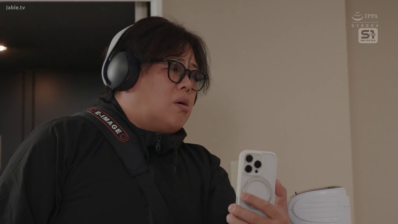 室内 · 脸部特写 · 站立 · 看手机 · 手机 · 男性 · 惊讶 · 黑色外衣