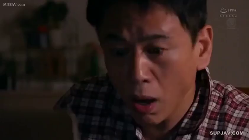 格子衬衫 · 室内 · 坐姿 · 面部特写 · 注视 · 惊讶 · 中年男性