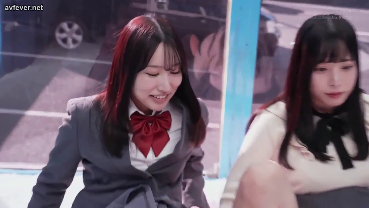 坐姿 · 中景 · 微笑 · 聊天 · JK制服 · 户外 · 双人女