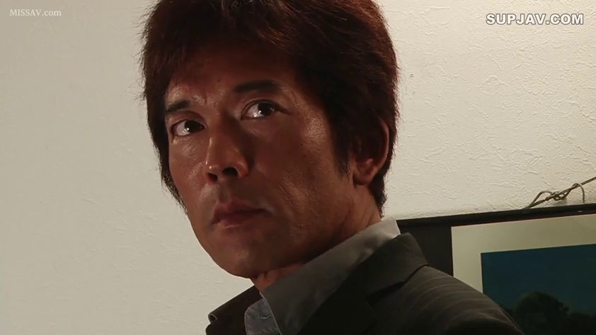 室内 · 真剣 · 顔部のクローズアップ · スーツ · 凝視 · 横に頭を傾ける · 画框 · 成年男性