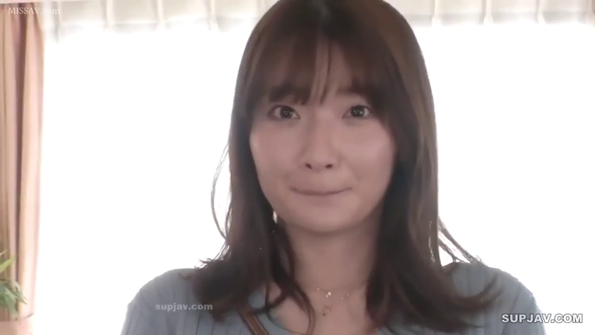 室内 · 顔部のクローズアップ · 平静 · ネックレス · 凝視 · ニットセーター · 正面 · 気質