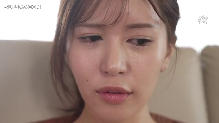 室内 · 忧郁 · 脸部 · 便服 · 凝视 · 靠坐 · 高清特写