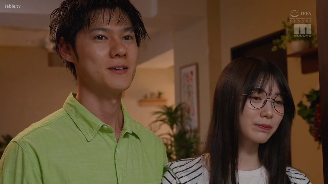 室内 · 交谈 · 面部 · 眼镜 · 站立 · 自然 · 剧情 · 日常服装