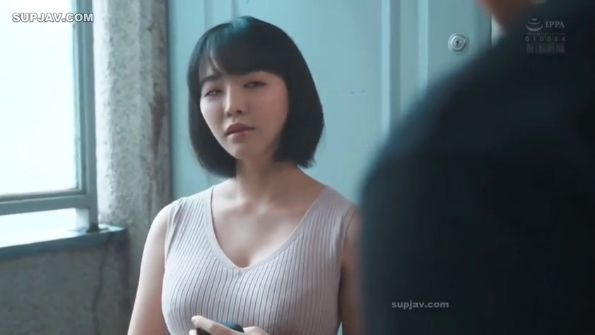 室内 · 忧郁 · 站立 · 半身 · 凝视 · 手机 · 短发 · 针织背心