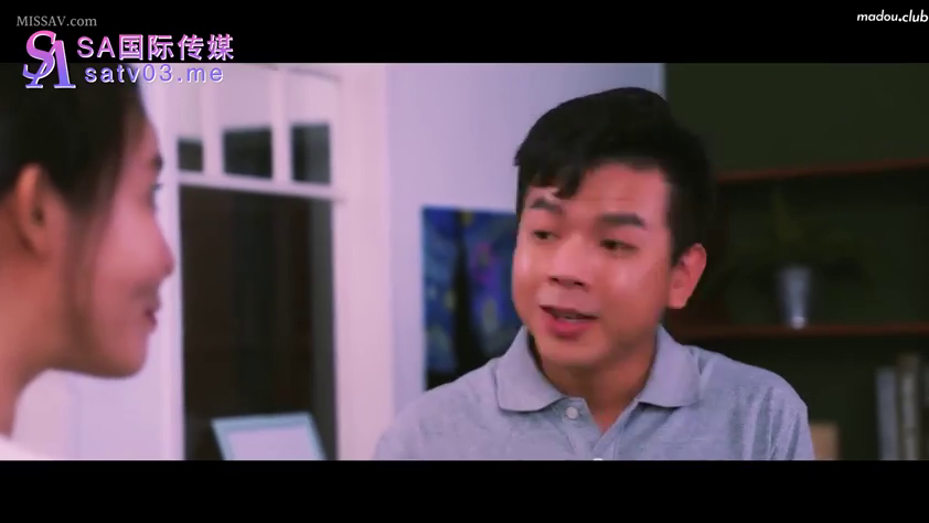 Indoor · Close-up of the face · Gray top · Chat · Side profile · 对坐 · Solemn