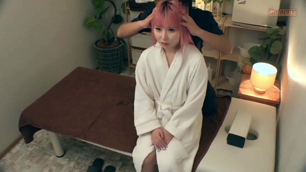 按摩床 · 中景 · 平静 · 端坐 · 按摩店 · 白色浴袍 · 粉色头发 · 头部按摩