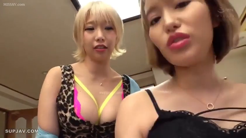 室内 · 胸部 · 站立 · 微笑 · 面对镜头 · 项链 · 双人 · 豹纹背心