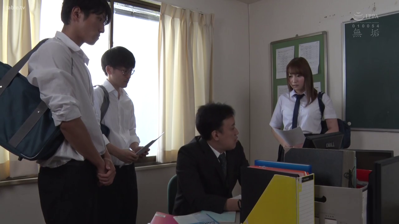 严肃 · 办公室 · 站姿 · 全景 · 电脑 · 制服 · 多人 · 办公