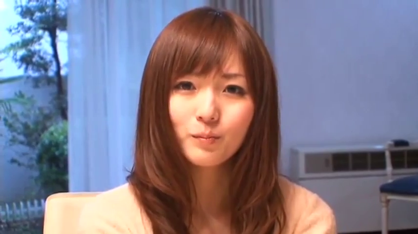 室内 · 座り姿勢 · 面部 · 注视镜头 · ピンクのニットセーター · 淡然 · 棕色长发