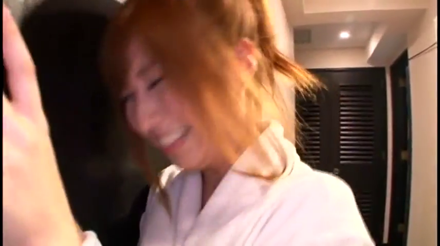 面部 · 室内走廊 · 动态模糊 · 开朗 · 靠墙站立 · 白色浴袍 · 谈笑