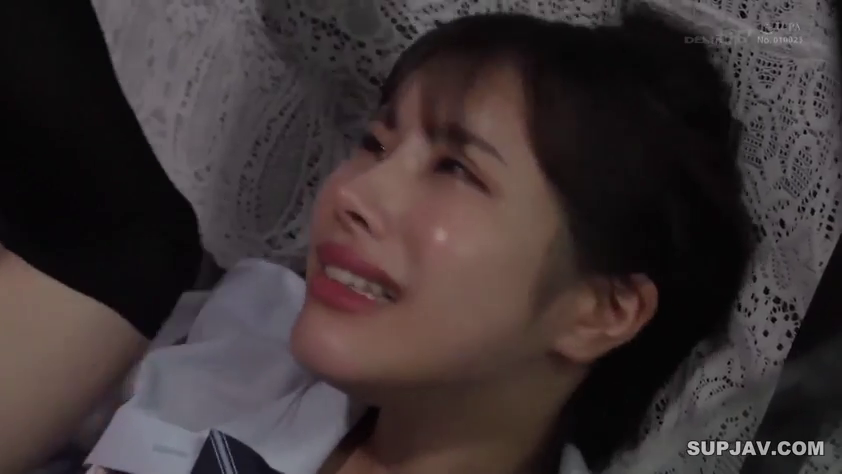 室内 · 水手服 · 脸部特写 · 痛苦 · 仰卧 · 清纯 · 性互动