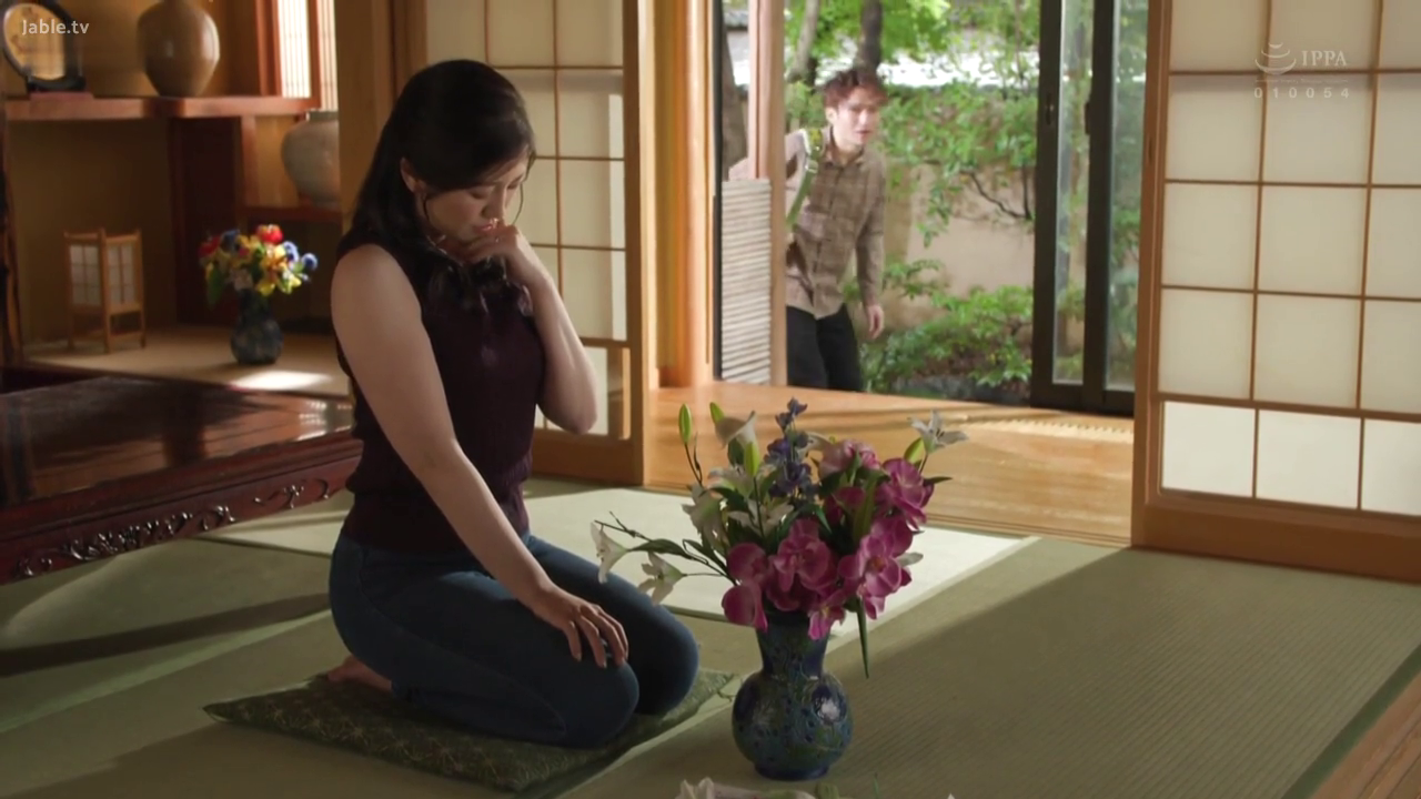 跪坐 · 忧郁 · 低头沉思 · 日式和室 · 全身照 · 无袖上衣配牛仔裤 · 插花花瓶 · 远景拍摄